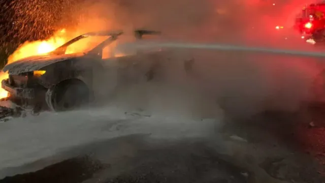 Homem bate Porsche em grade, carro pega fogo e motorista desaparece