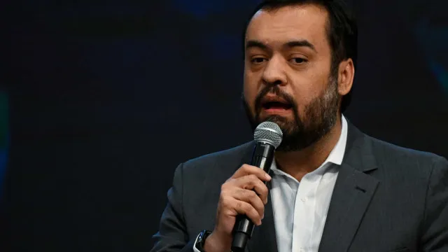 Castro comunica desistência de pré-candidatura ao Senado após ser alvo de operações da PF