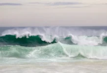 Ressaca atinge o Rio de Janeiro com ondas de até 3 metros; veja a previsão do tempo