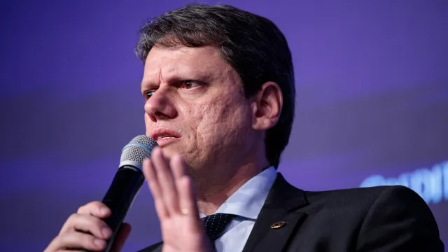 Bolsonaristas veem Tarcísio distante e querem apoio maior a Flávio