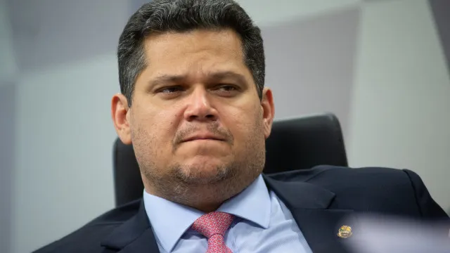 Oposição vai a Alcolumbre para tentar frear 6x1 no Senado