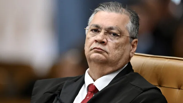 Dino pede que Câmara explique viagem de Mário Frias ao exterior