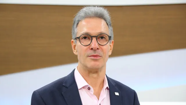 Zema critica Flávio Bolsonaro por dizer que indicaria o irmão Eduardo para o Itamaraty