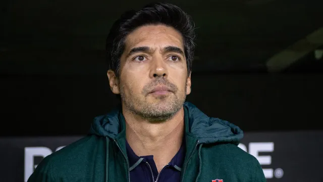 Abel é multado em R$ 75 mil pela Conmebol por gesto obsceno a Flaco