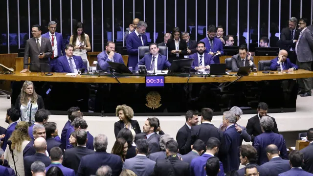 Saiba como votaram os deputados na PEC que acaba com a escala 6x1