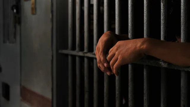 Brasileiro é preso em Paris por suspeita de estupro de crianças em pré-escola