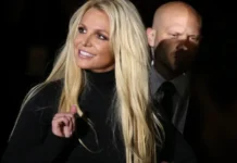 Britney Spears ofereceu lasanha a policiais antes de ser presa sob suspeita de dirigir bêbada