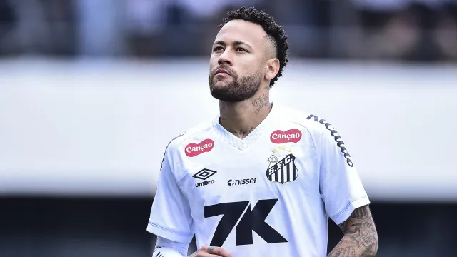 Neymar trata lesão no CT, enquanto Santos estuda homenagem antes da seleção