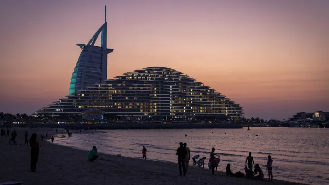 Drone atinge usina nuclear de Abu Dhabi; autoridades descartam risco