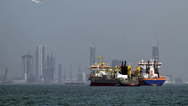 Irã e EUA discutem proposta para reabrir Hormuz e suspender ataques por 30 dias, diz jornal