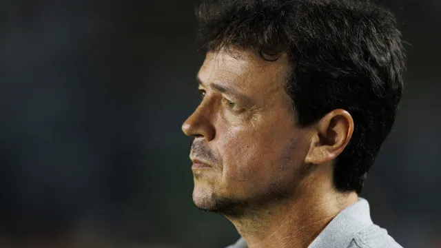 Diniz muda ambiente, ganha vestiário e dá sua cara em um mês de Corinthians