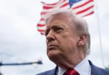 Trump diz que que manterá bloqueio em Hormuz e pede que negociadores de acordo não se precipitem