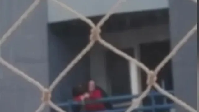 Casal transa na sacada e vizinhos acionam a polícia: “Então não olhem”