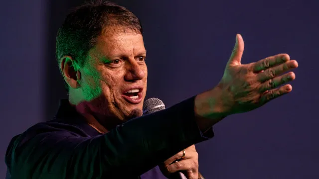 ´Tem muitas questões que ele mesmo precisa explicar', diz Tarcísio sobre Flávio e caso Master