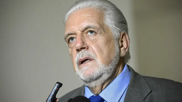Jaques Wagner vai a Brasília e tenta convencer Lula a mantê-lo na liderança até o recesso