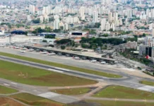 Mulher morre após cair de escada de avião no desembarque em Congonhas