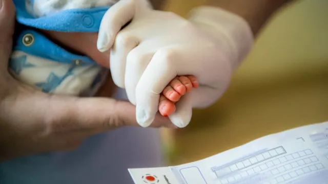 Gêmeos siameses ligados pelo abdômen morrem em Goiânia após infecção