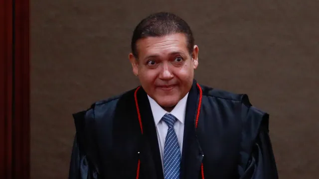 Kassio manda tirar do ar pesquisa que mostrou recuo de Flávio Bolsonaro