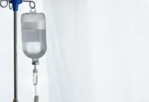 Criança fica em estado grave e vai para a UTI após ser atingida por trave
