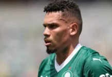 STJD suspende Paulinho, do Palmeiras, por gesto obsceno contra o Flamengo