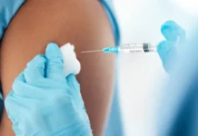 Vacina da Covid reduz risco de infarto e AVC em idosos, aponta estudo