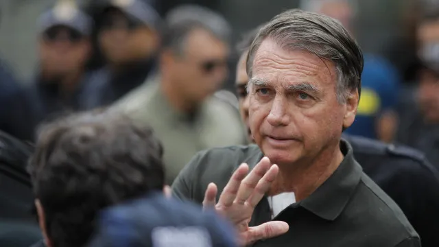 Bolsonaro presta depoimento sobre arma que pode ser decisivo para permanecer em domiciliar