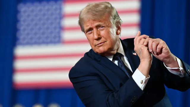 Trump diz que estreito de Hormuz está aberto, enquanto Irã promete cobrar taxas