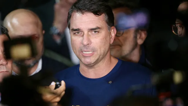 Flávio exibe cartaz em resposta a Lula dizendo que 'Pix é do Bolsonaro'