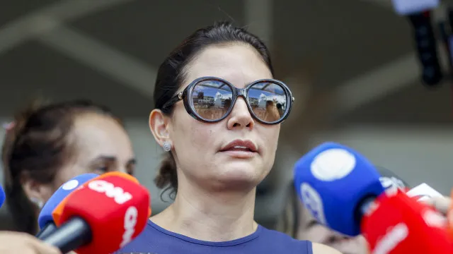 Longe de Flávio Bolsonaro, Michelle se mantém 'fora da campanha'