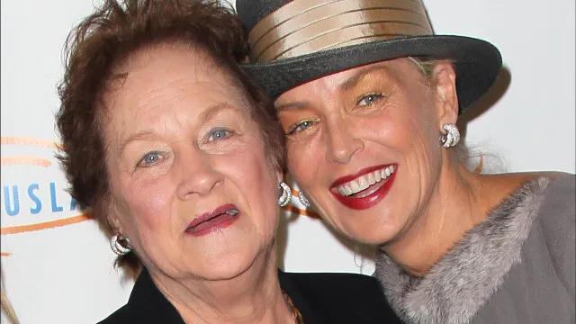 Sharon Stone chora ao falar da morte da mãe: "Tive deixá-la partir"