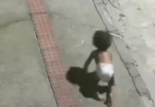 Bebê engatinhando sozinha na rua é salva por motoqueiro no ES