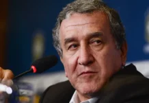 Parreira faz cirurgia, está na UTI e respira com ajuda de aparelhos