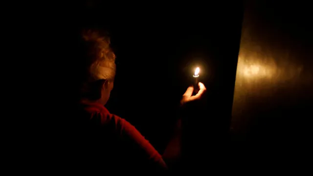 Mulher fica cinco anos sem energia elétrica em casa após vingança do ex