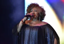 Alcione se desequilibra e cai durante show em São Luís