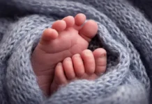 Pai esconde bebê intoxicada por cocaína em bolsa e foge de hospital