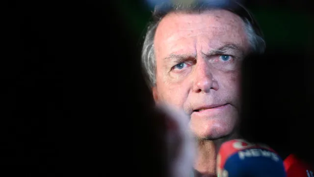 Moraes prorroga prisão domiciliar de Bolsonaro