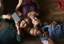 Posse de celular diminui entre crianças pela 1ª vez e cresce entre idosos, diz IBGE