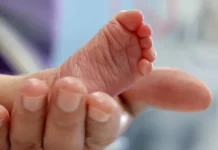 Mulher é indiciada por homicídio após dizer que vacinas matou filhos