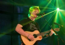 Ed Sheeran faz show surpresa para seleção inglesa após vitória na Copa do Mundo
