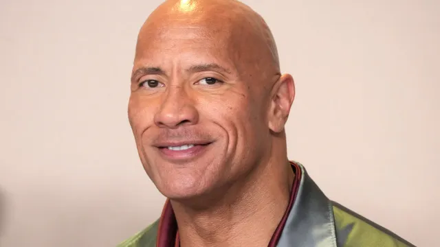 The Rock canta samba famoso na voz de Zeca Pagodinho ao lado de Péricles no Rio