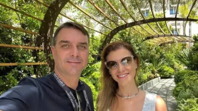 Equipe de Flávio Bolsonaro prepara esposa para reforçar campanha em gesto a mulheres