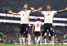 Inglaterra venceu o México por 3 a 2 no Estádio Azteca, eliminou os anfit