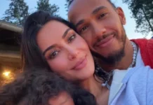 Kim Kardashian posa com Lewis Hamilton e a filha em foto rara